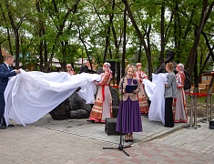 В Купеческом сквере в Благовещенске торжественно открыли новую скульптуру «Торговец с верблюдом»