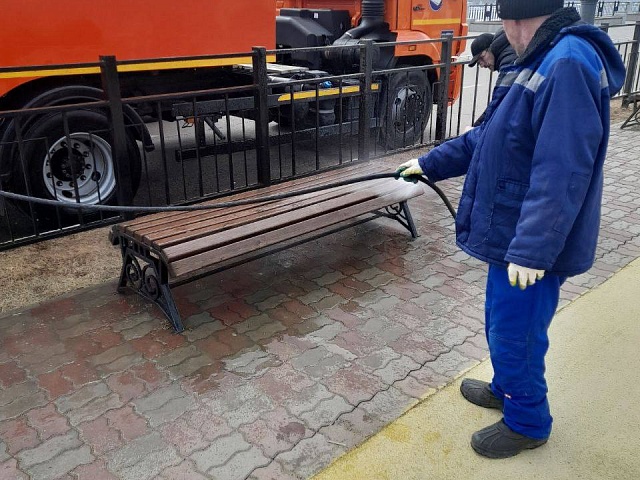 Сотрудник ГСТК приступили к очистке зоны отдыха на набережной Амура