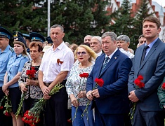В День памяти и скорби благовещенцы возложили цветы к памятнику воинам-амурцам