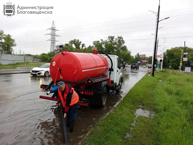Почти 900 тысяч литров воды откачали благовещенские коммунальщики за сутки