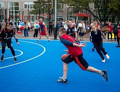 «Умную» спортивную площадку в Благовещенске открыли зарядкой и состязаниями