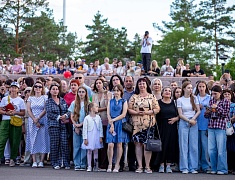 Почти 1200 благовещенских выпускников прошли в торжественном шествии по центру Благовещенска 