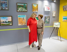 Выставка работ членов клуба «Живопись в третьем возрасте» Ассоциации пожилых людей открыла свои двери в «Чеховке»