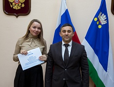 Мэр Благовещенска Олег Имамеев наградил победителей и участников конкурса «Город в праздничном наряде»