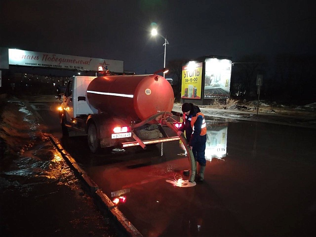 Благовещенские магистрали ночью «принимали душ» из соляного раствора