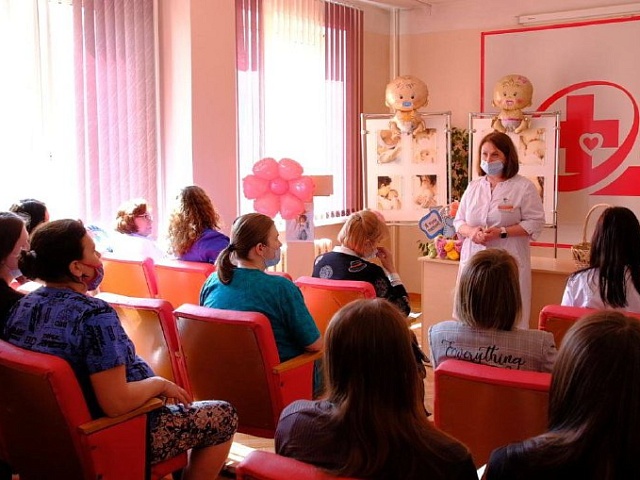 Что нужно знать молодым родителям о первых документах малыша? В преддверии Дня беременных для будущих мам провели познавательную лекцию