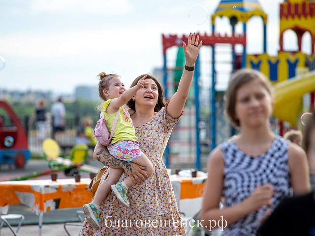 Мастер-классами, квизом и концертами отметят День матери в Благовещенске 