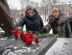 В День Героев России мэр Олег Имамеев и городские депутаты возложили цветы к памятнику Юрию Кузнецова