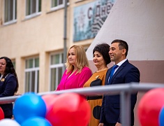 Мэр Олег Имамеев побывал на линейках в нескольких городских школах