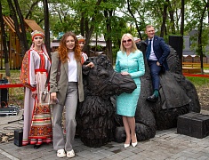 В Купеческом сквере в Благовещенске торжественно открыли новую скульптуру «Торговец с верблюдом»