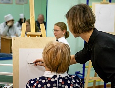 В Амурском медколледже прошел мастер-класс по рисованию для участников проекта «Целебная магия цвета»