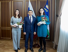 Мэр Олег Имамеев наградил благовещенок, спасших несколько человеческих жизней