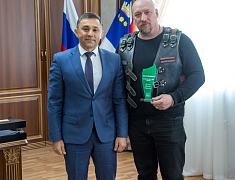 В Благовещенске чествовали известных благовещенцев — Елену Пастухову и Василия Семёнова. Они стали наставниками месяца