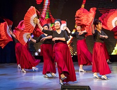 Китайские и русские бабушки станцевали на одной сцене в Благовещенске