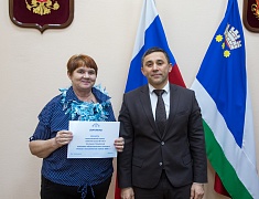 Мэр Благовещенска Олег Имамеев наградил победителей и участников конкурса «Город в праздничном наряде»