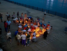 Благовещенцы выложили «Родину-мать» из пяти тысяч свечей