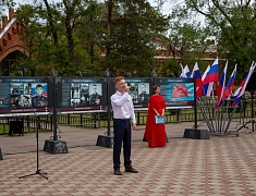 Олег Имамеев вручил благовещенским школьникам первые паспорта