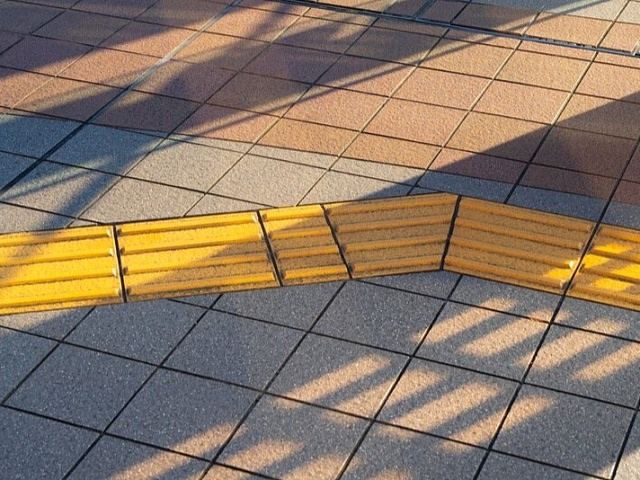 На нескольких участках благовещенских дорог уложили тактильную плитку