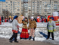 Благовещенцы проводили зиму блинами и хороводами