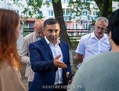 Мэр Благовещенска Олег Имамеев выслушал предложения горожан по благоустройству сквера водников