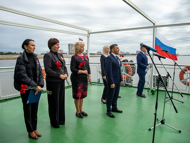 Акция "Цветы на воде"