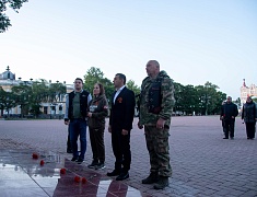 Цветы в память о подвиге советских солдат возложили в Благовещенске