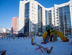 Дмитрий Гумиров вручил ключи от благоустроенных квартир первым новосёлам 