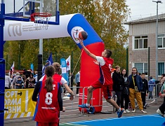 «Умную» спортивную площадку в Благовещенске открыли зарядкой и состязаниями