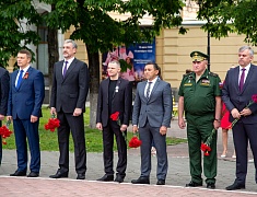 В День памяти и скорби благовещенцы возложили цветы к памятнику воинам-амурцам