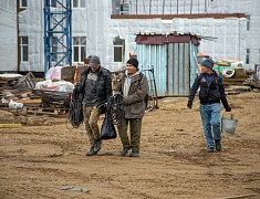 В новой школе в микрорайоне Благовещенска утепляют фасад и готовятся запускать тепло