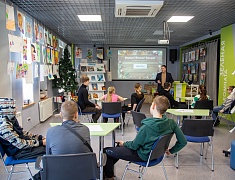 В Благовещенске детям участников СВО вручили новогодние подарки и билеты на праздничные мероприятия