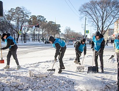 Благовещенские студенты почистили тротуары возле медучреждений