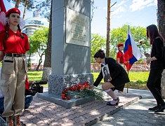 Цветы в память о подвиге советских солдат возложили в Благовещенске