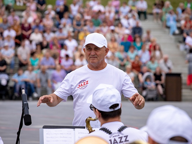 Какими песнями «Амур Джаз Бэнд» покорил сердца жителей Китая?