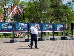 Мэр Благовещенска в День России вручил паспорта 13 юным благовещенцам