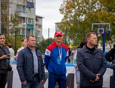 «Умную» спортивную площадку в Благовещенске открыли зарядкой и состязаниями