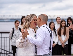 Коллективную свадьбу провели на берегу Зеи в Благовещенске