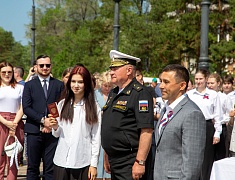 Мэр Благовещенска в День России вручил паспорта 13 юным благовещенцам