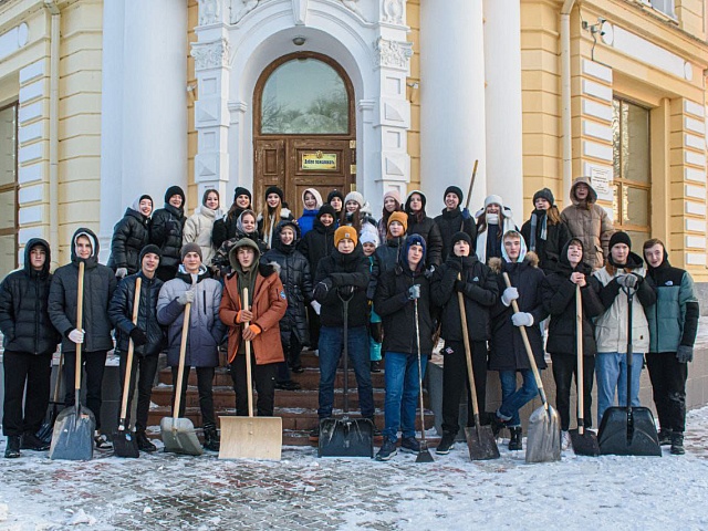 "Ровесники" присоединились к уборке снега