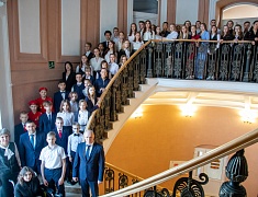 Мэр Благовещенска Олег Имамеев вручил премию одарённым детям по итогам 2022 года