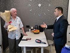 Мэр Олег Имамеев вручил юбилейную медаль "блокаднику" Валерию Великоборцу