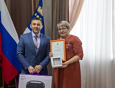 Мэр Олег Имамеев наградил победителей конкурса "Снежная открытка 2022" 