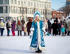 Театрализованная игровая программа для всей семьи "Рождество по-русски" прошла на центральной площади Благовещенска