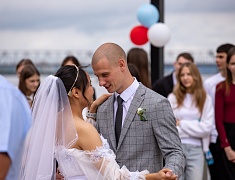 Коллективную свадьбу провели на берегу Зеи в Благовещенске