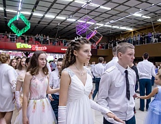 Больше 400 благовещенцев закружил кадетский бал