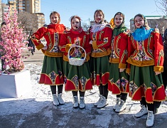 Благовещенцы проводили зиму блинами и хороводами