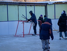 Хоккею с мячом учили ребят из благовещенского двора на Зейской