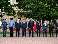 В День памяти и скорби благовещенцы возложили цветы к памятнику воинам-амурцам