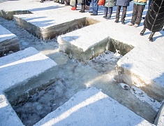  Благовещенцы окунулись в прорубь на Крещение