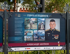 Мэр Благовещенска в День России вручил паспорта 13 юным благовещенцам